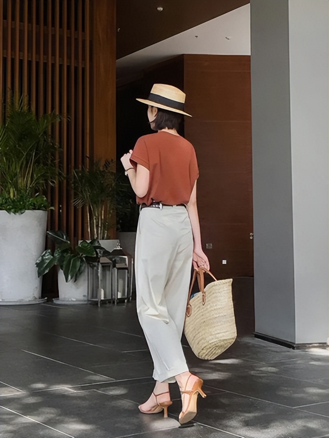 大版卡通t恤女款怎么样搭配,中年女性夏季短袖t恤搭配图片