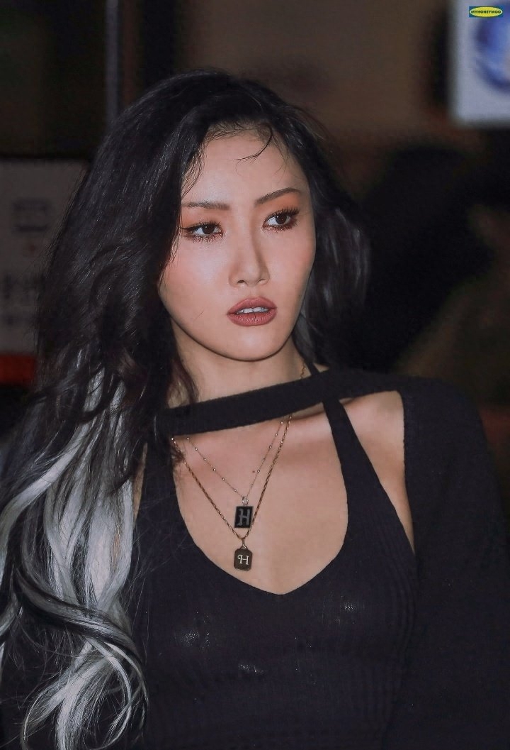 韩国女爱豆着装引争议，衣服盖不住侧乳，网友：是在弘扬传统文化