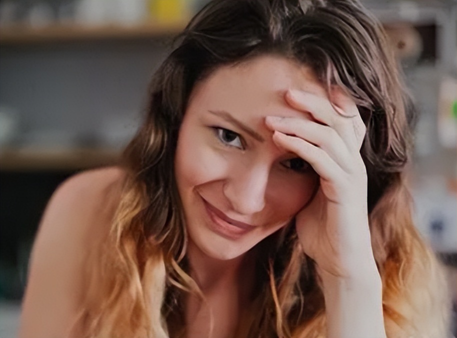 女子洗澡发现腋窝肿块,女孩洗澡时发现背后长了个痘痘