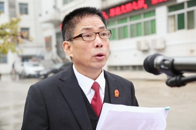 民工捡到3亿元的手镯,民工挖3亿金手镯完整版