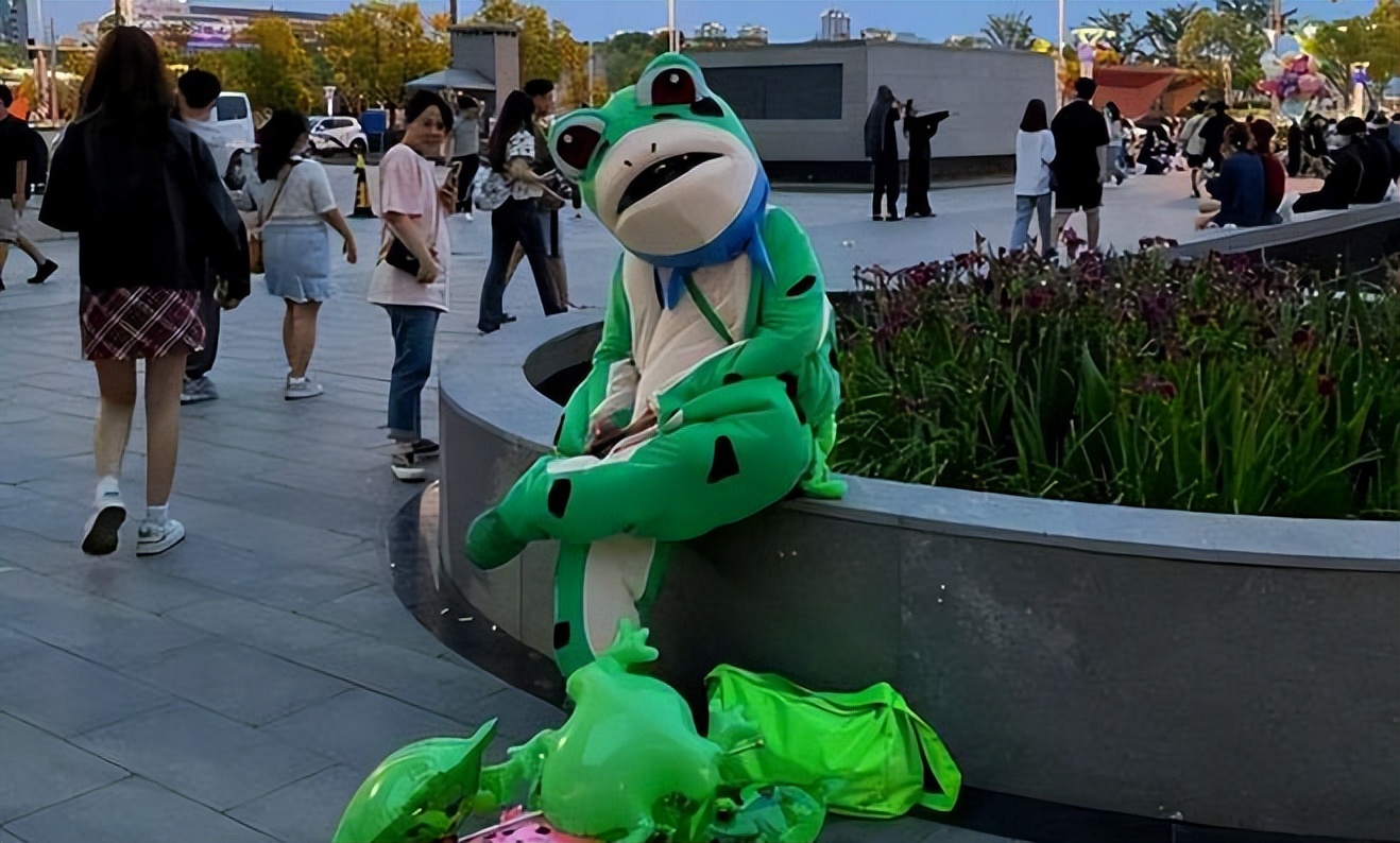 女城管摔烂青蛙,女城管摔烂青蛙玩偶后续