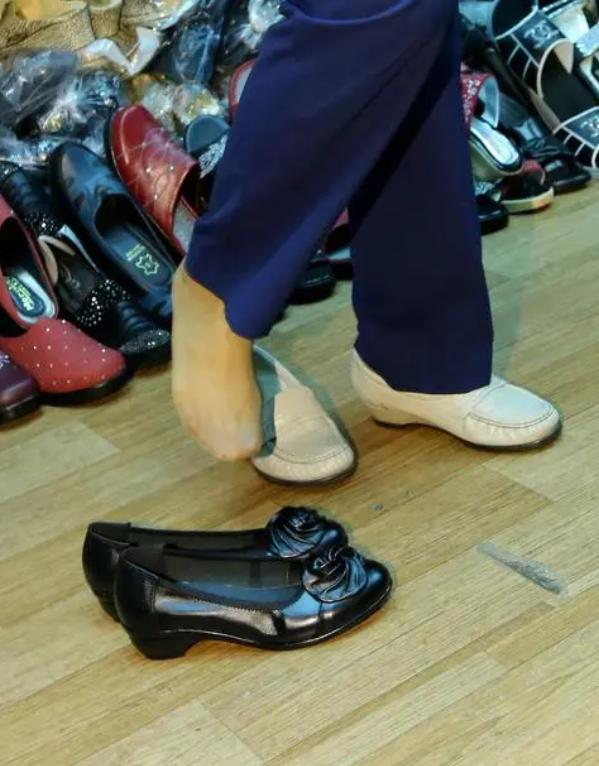 买鞋注意事项及技巧,买鞋提醒尺码偏大拍小一码