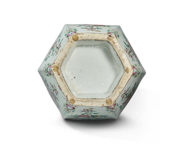 苏富比拍卖镂空八棱瓶,苏富比粉彩九桃纹天球瓶