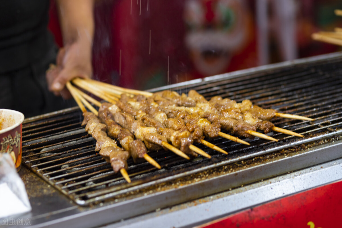 90后小伙创业开烧烤店第五十三天,小伙子开烧烤摊年入百万