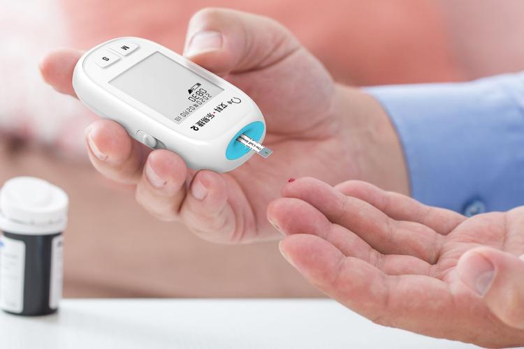 一饿胃就不舒服心慌手抖吃什么药,饿的时候心慌手抖全身无力喝糖水