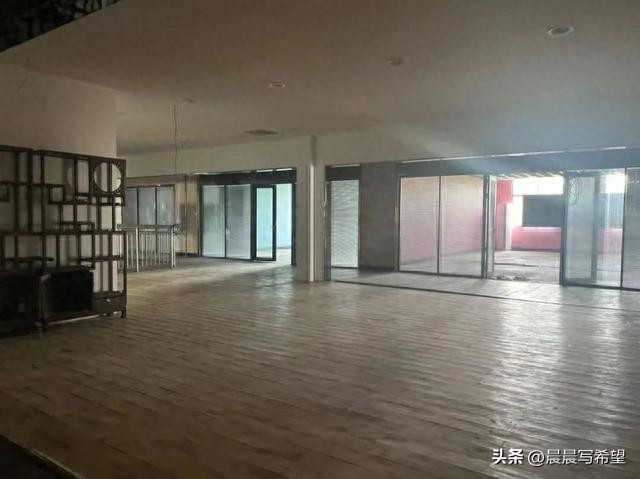 15岁女孩在“网瘾戒毒学校”遭辅导员性侵，学校因丑闻停课两个月