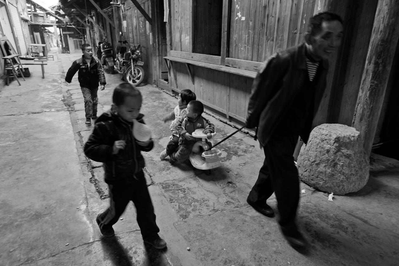 【档案】周国献摄影作品《恩施庆阳凉亭街》在《人民摄影》报发表