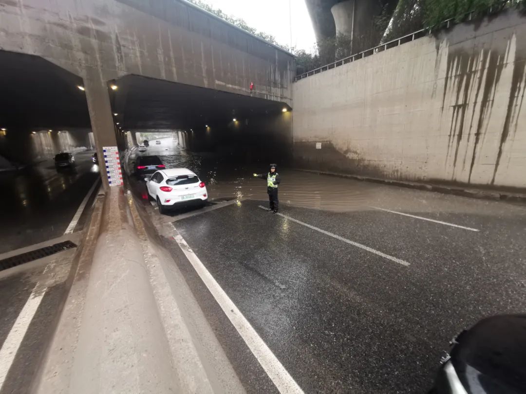 太原交警：窗外下着雨，我在守护你