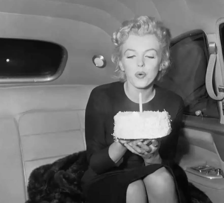 肯尼迪生日宴上梦露穿着,玛丽莲梦露在肯尼迪生日宴会上