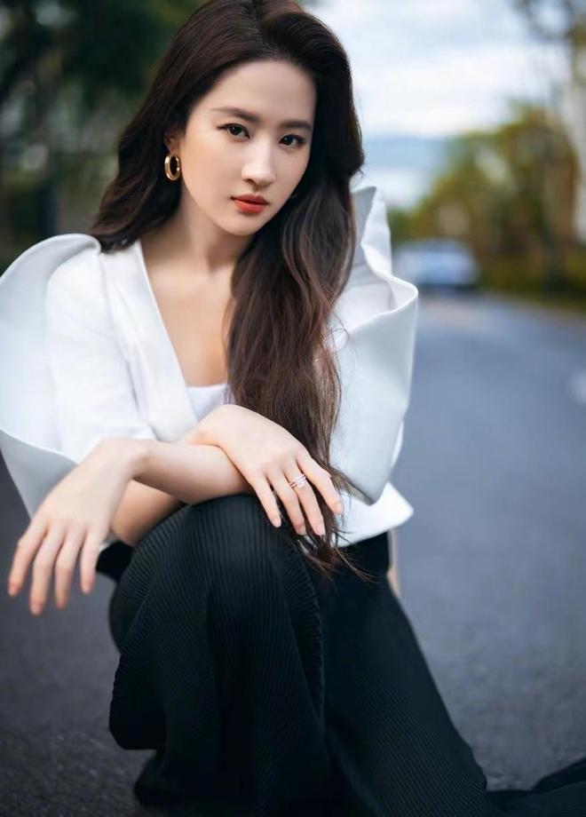 刘亦菲穿西装和风衣,刘亦菲现身巴黎戴墨镜