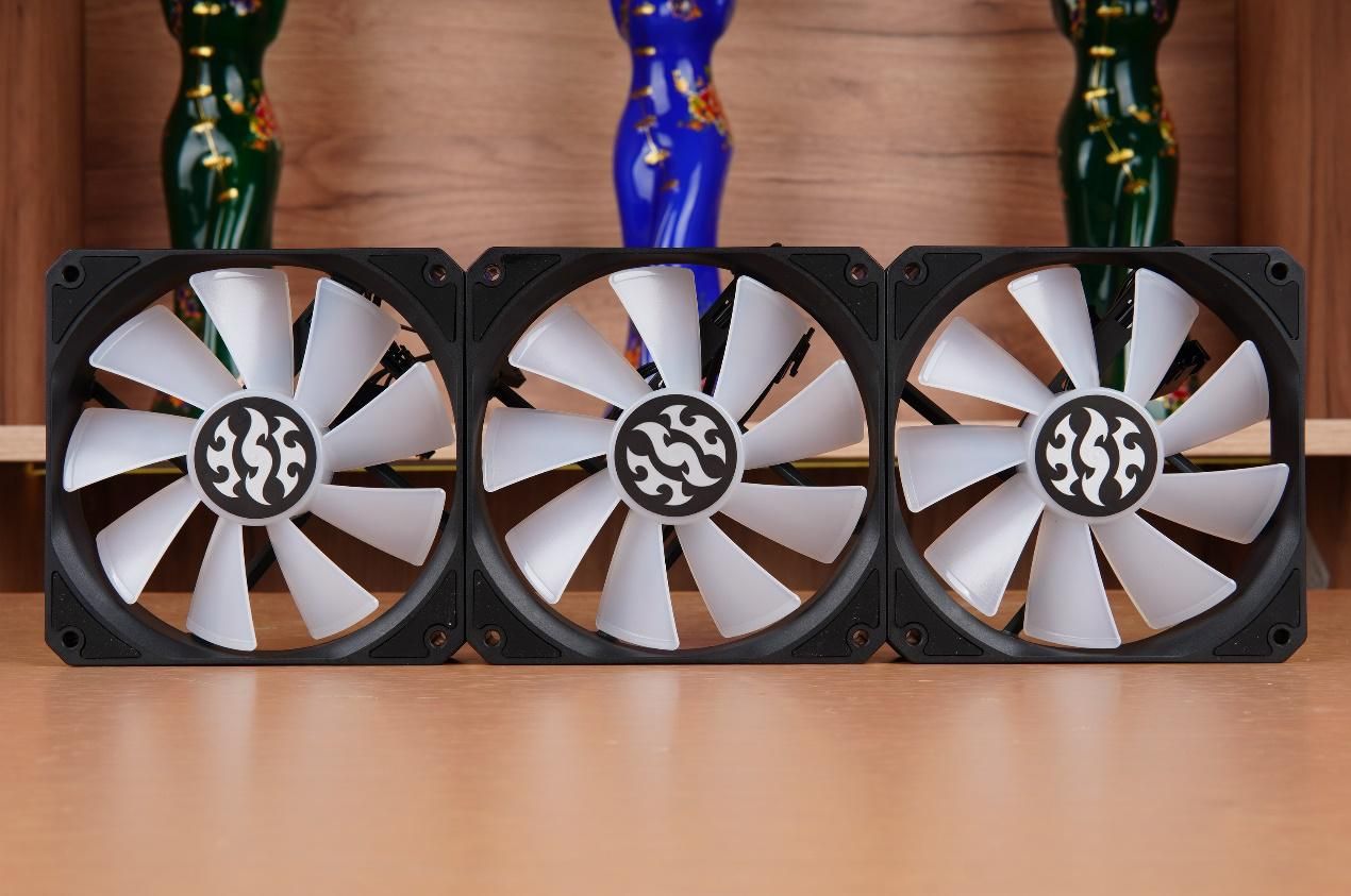 可以装多个硬盘的主机箱,带可插拔硬盘盒的主机