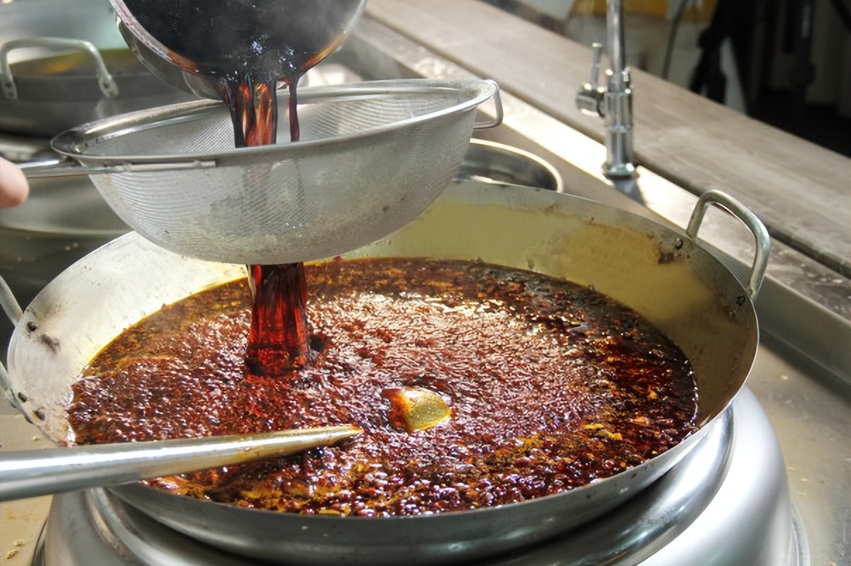 如何牛油火锅底料清澈红亮,炒好火锅料
