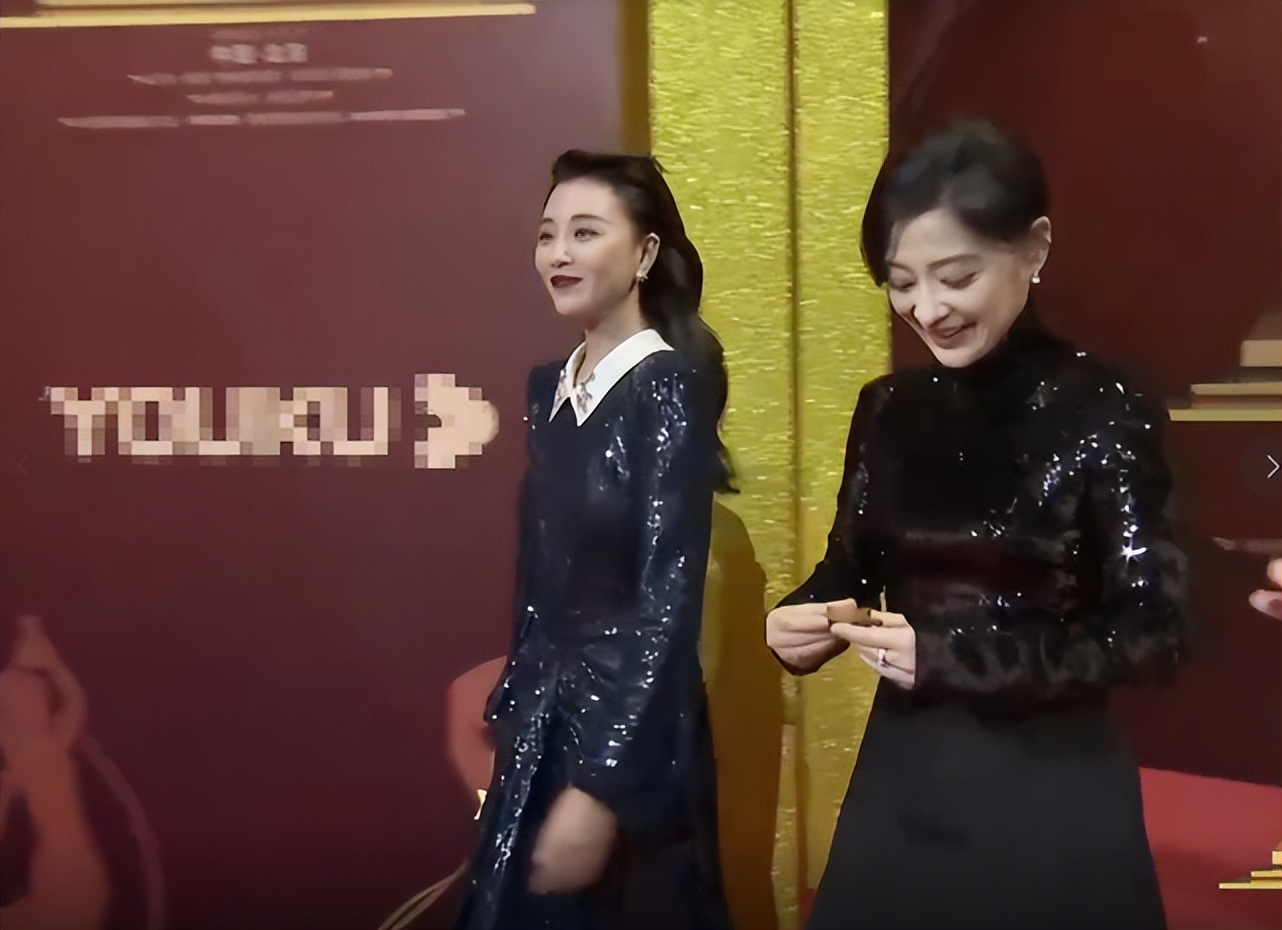 殷桃现身飞天奖典礼,殷桃闫妮颁奖典礼