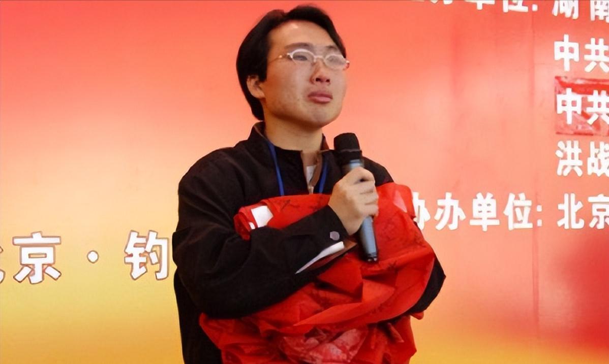 13岁洪战辉现状,洪战辉13岁的肩膀撑起整个家