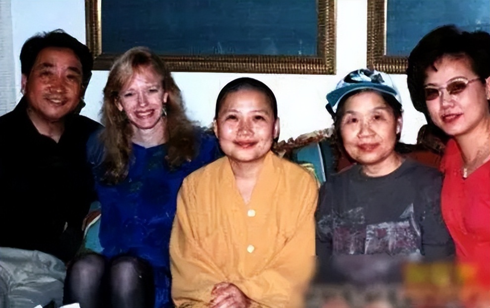 歌手李娜出家后还俗了吗,歌手李娜当年为什么出家