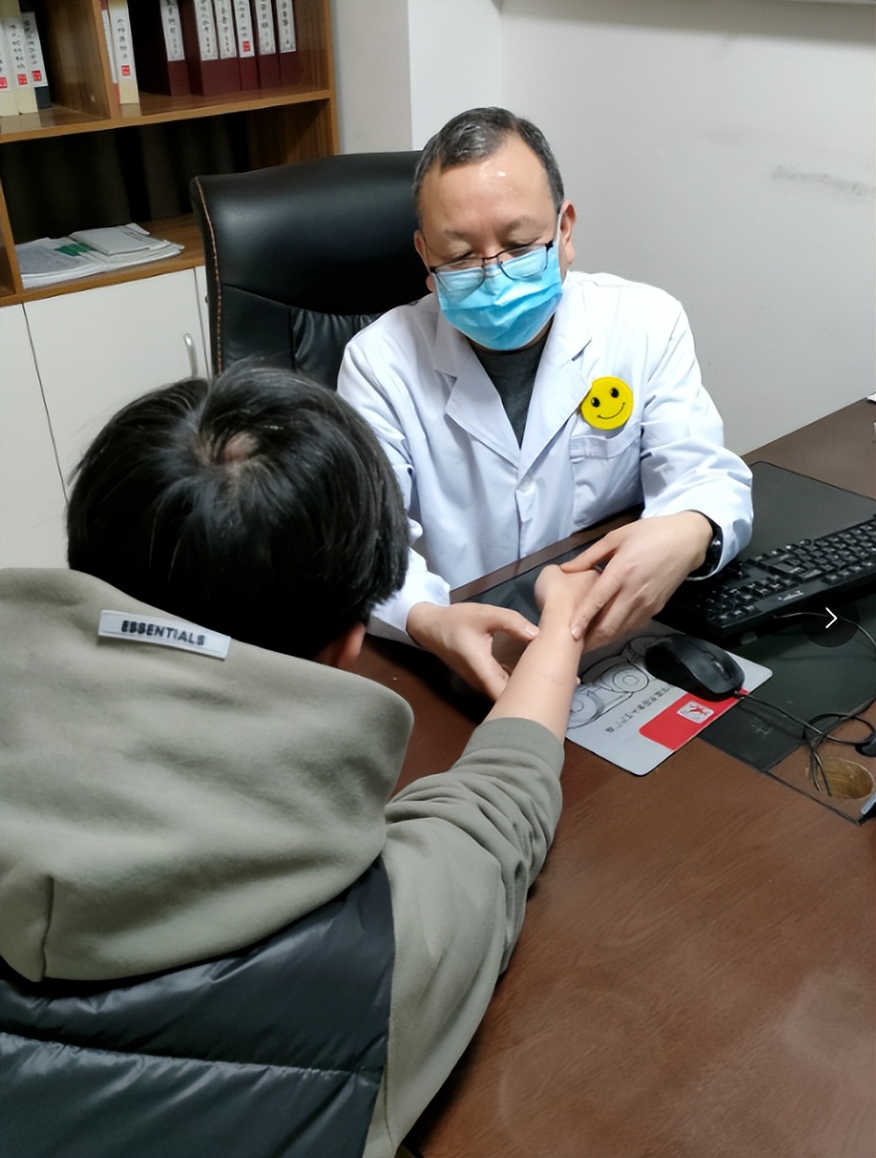 皮肤长了白点什么原因引起的,皮肤很多白点斑不痛不痒是什么病