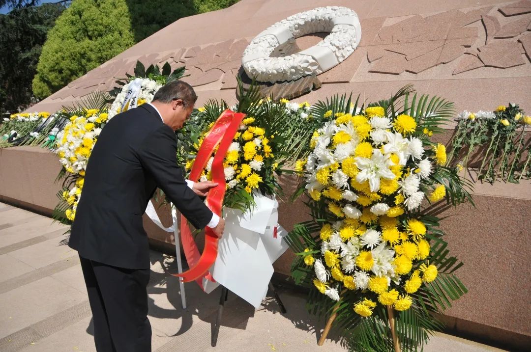 医院缅怀革命先烈主题党日活动,缅怀革命先烈赓续斗争精神