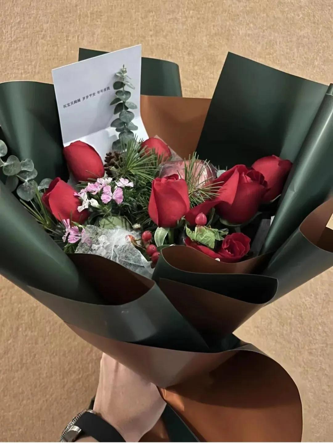 恋爱中男生就不配收到礼物吗,恋爱阶段男友该不该送礼