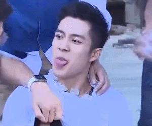 撩汉、乱认爸、男男接吻，这6位明星是没分寸感，还是“耍流氓”