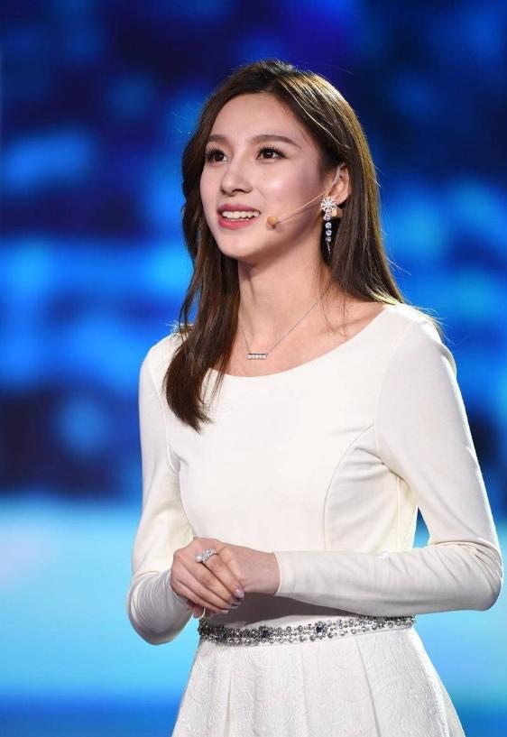 cctv世界杯主持人传镜头,2018世界杯央视主持人