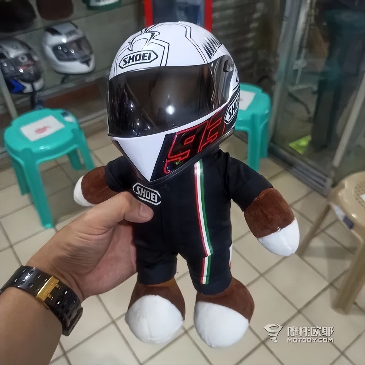 摩托车后面为什么放个玩具熊,摩托车上为什么挂毛绒玩具