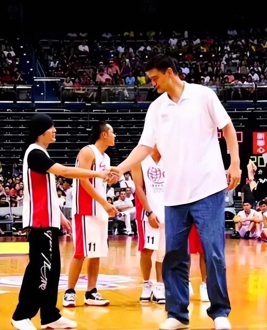 姚明在机场做核酸，12岁女儿比医护人员高出一头，或超180cm