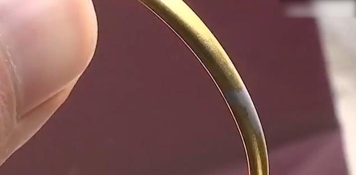 2019年河南女子给孩子买金镯,戴6小时就掉色,找商家询问遭威胁