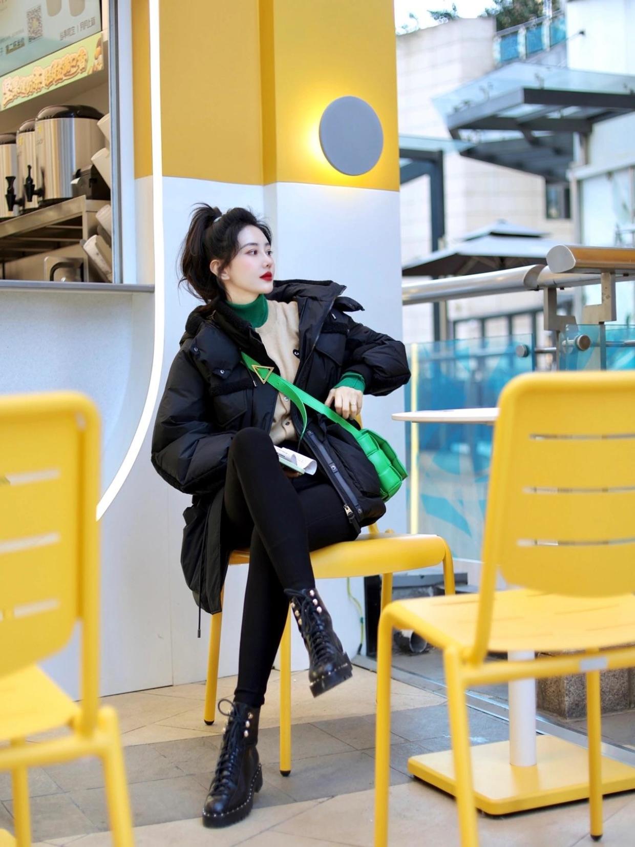 黑色羽绒服穿搭高级感中款,黑色羽绒服冬季高级感穿搭小个子