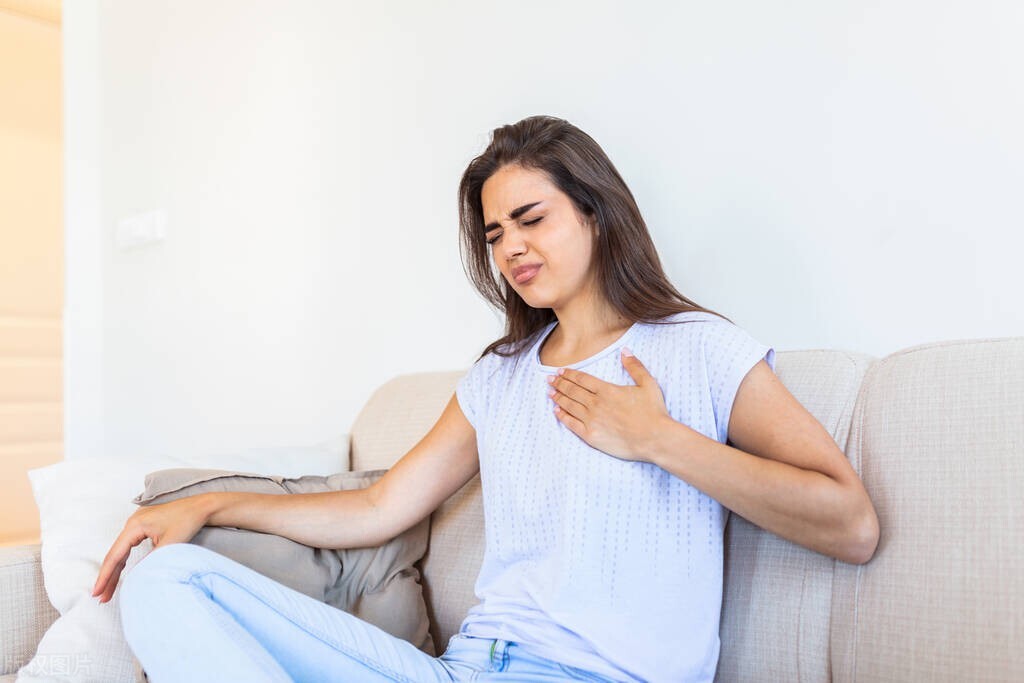 女性胸部周围游走性疼痛咋回事,女的胸部疼痛是哪些原因导致的