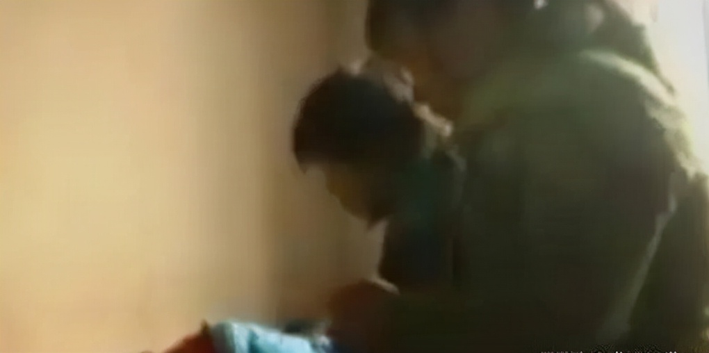 女孩被哥哥打两巴掌装瘫痪20年,女子被嫂子打两巴掌装病卧床20年