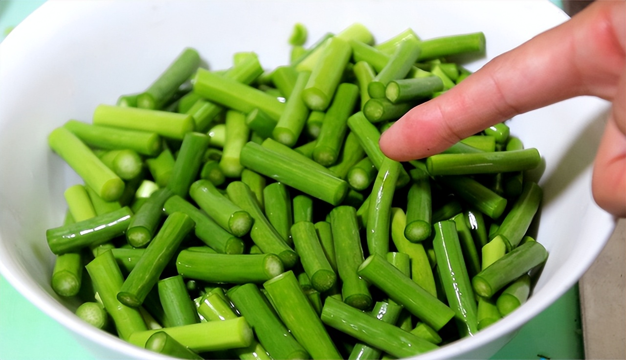 炒蒜苔怎么避免炒糊了,炒蒜苔时最忌直接焯水