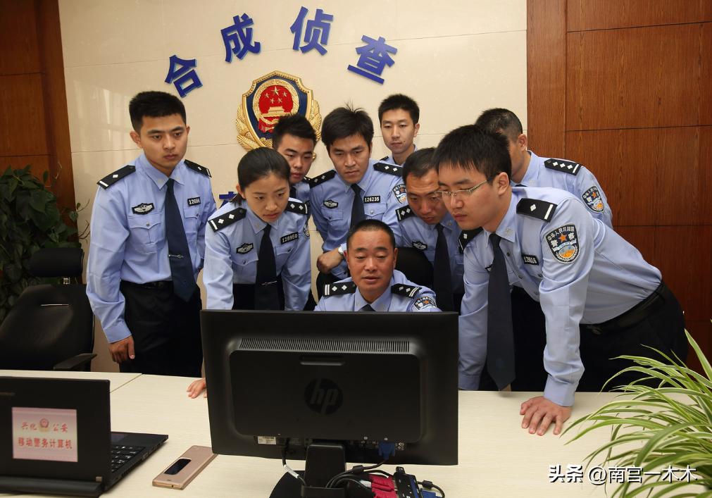 同样是交警为什么车牌不一样,警车上的公安和警察有什么区别