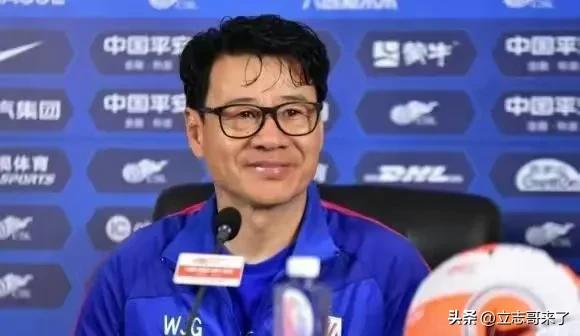 上海申花vs成都蓉城裁判,11张红牌