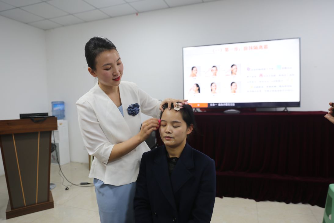 以礼“服”人万华别苑开展礼仪培训活动