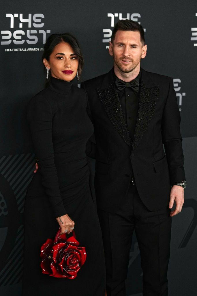 梅西老婆陪着领奖,梅西妻子安东内拉红裙出席活动