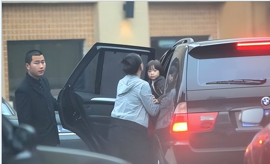 黄健翔前妻孙颖现状,黄健翔一家近照