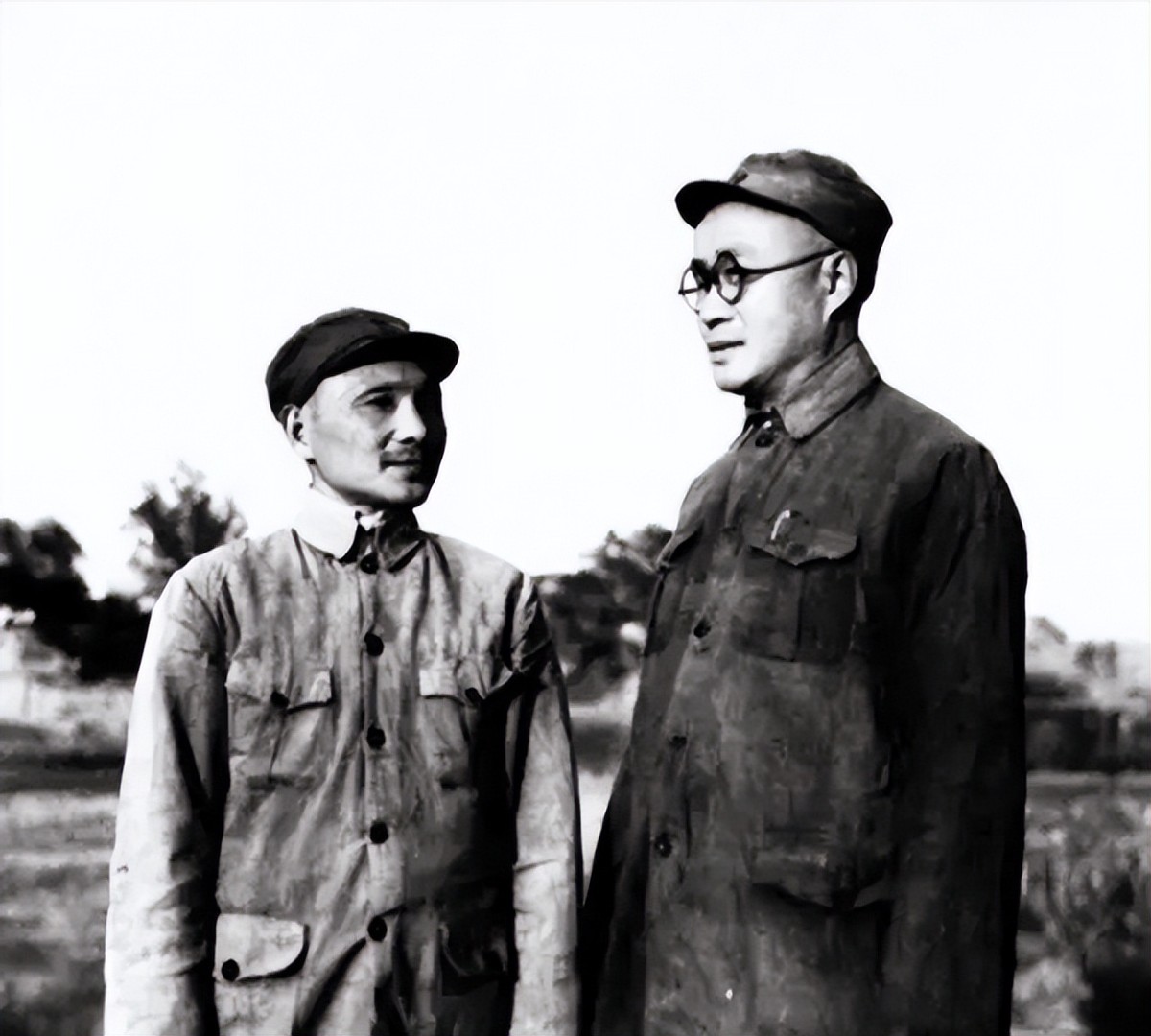 2002年万里到深圳莲花山，望见*小平邓**雕像，寒风中深深鞠了三个躬