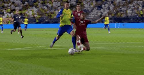 C罗世界波破门+主动让点，利雅得胜利2：1逆转取胜，榜首却不保！