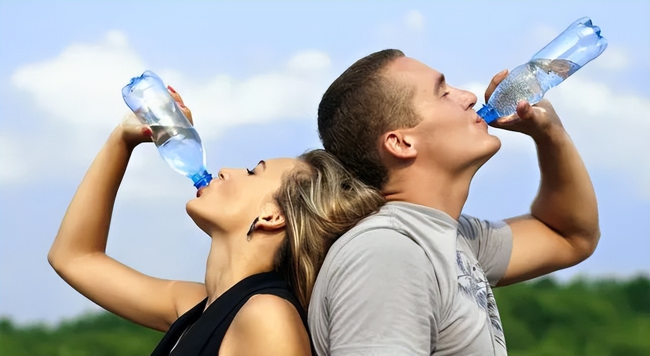 夏季打高尔夫专业防晒装备,夏天打高尔夫球视频