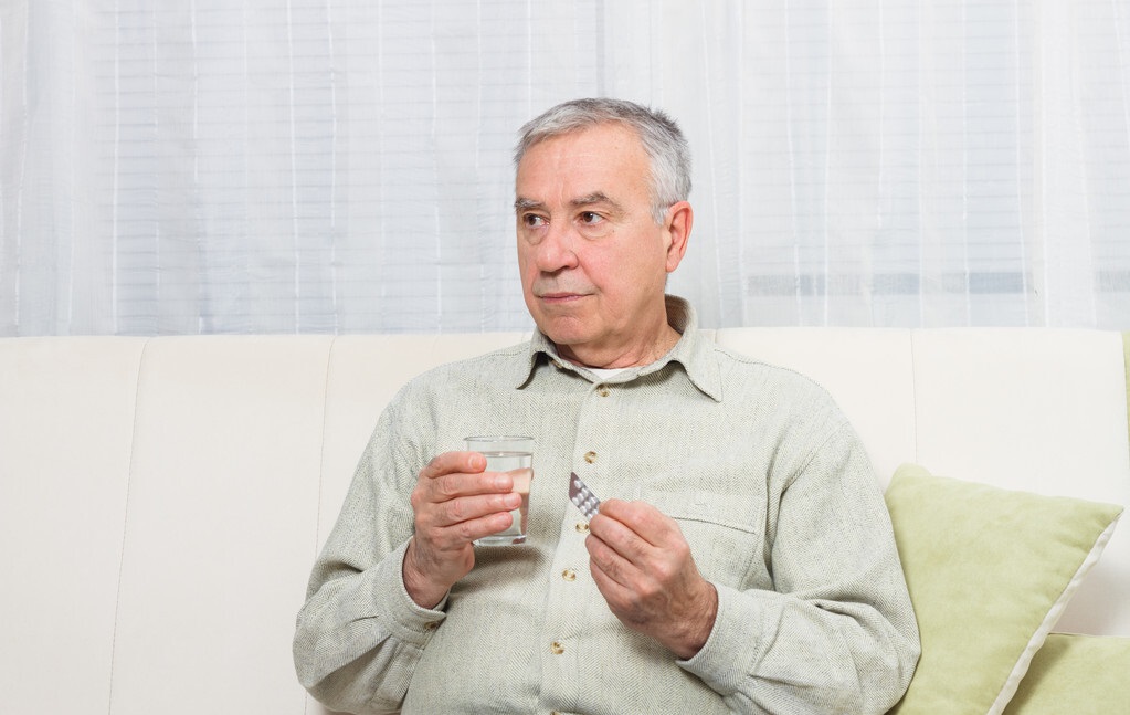 老年人每天服用一片5mg叶酸行吗,老年人补充叶酸和b12应注意什么