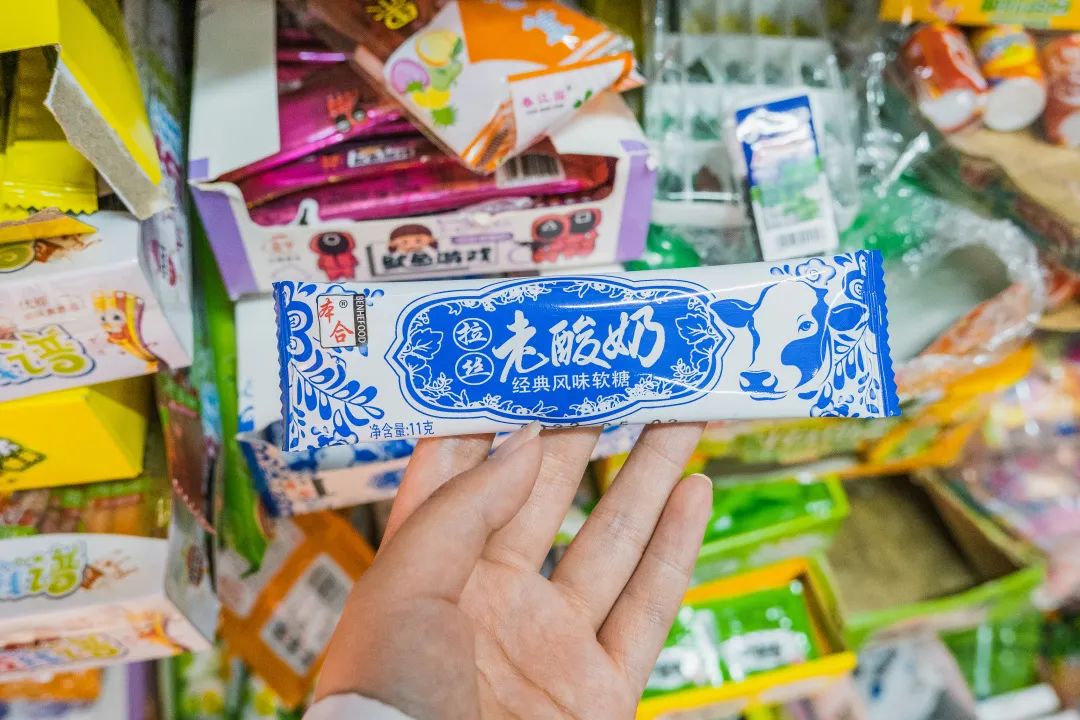 校门口的小店从来没有让人失望,校门口小店生意火爆