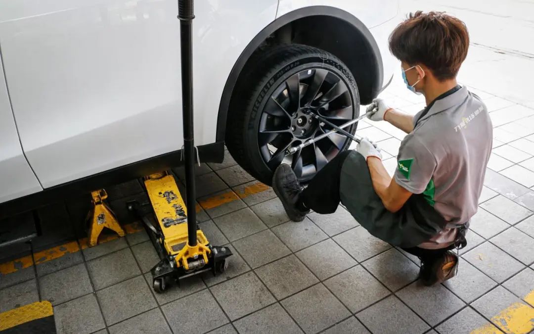 轮胎被扎怎么自救,轮胎被刺扎了怎么判断用不用补胎