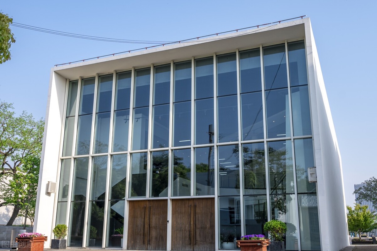 汽车镀膜玻璃和普通玻璃的区别,镀膜玻璃比普通玻璃贵多少