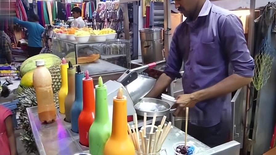 游客去印度旅行，街头买了根冰棒，导游：你是不是不想活了？