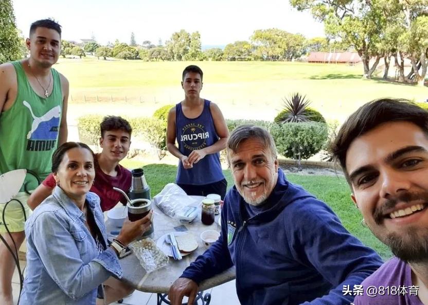 战神!53岁巴蒂阿根廷庄园养老,须发皆白养2匹马,20岁幼子接班踢球