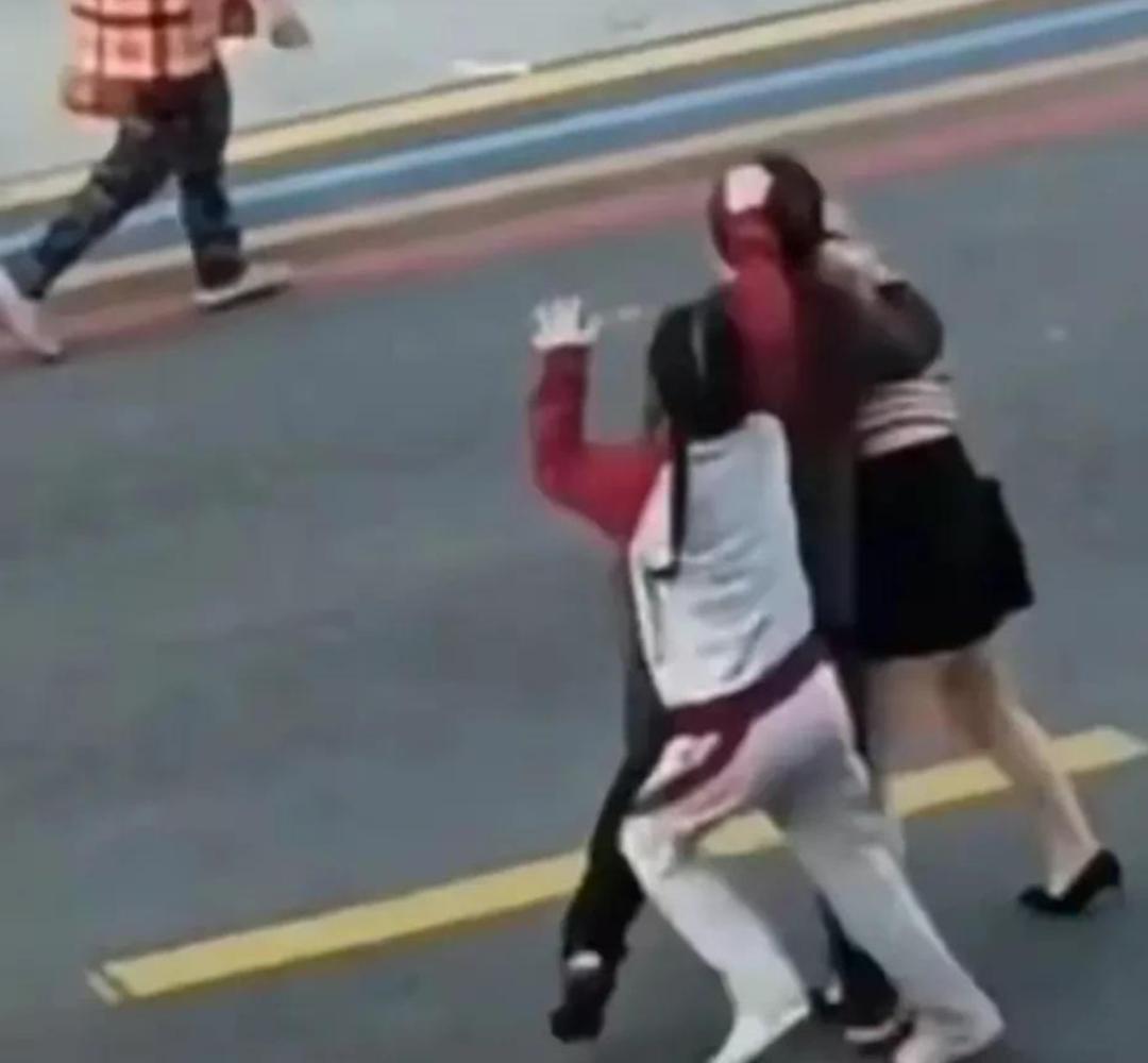 婆媳打架儿子拉架原视频,婆媳在街上打架孙女劝架被打