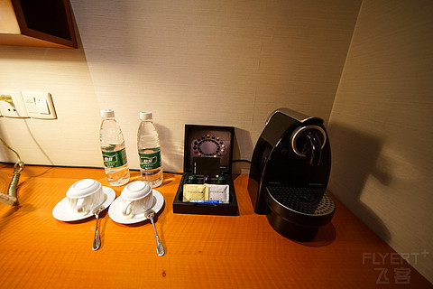 飞雪迎春山花烂漫,飞雪迎春绽玉蕊