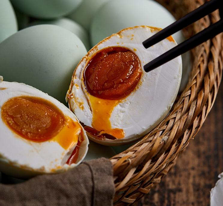 把白酒倒进鸭蛋里,把白酒倒在鸡蛋上怎么办