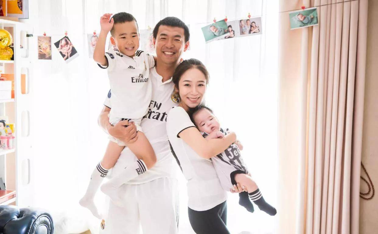 徐亮：中超任意球高手却被赵本山点名训斥，娶三任妻子如今成网红