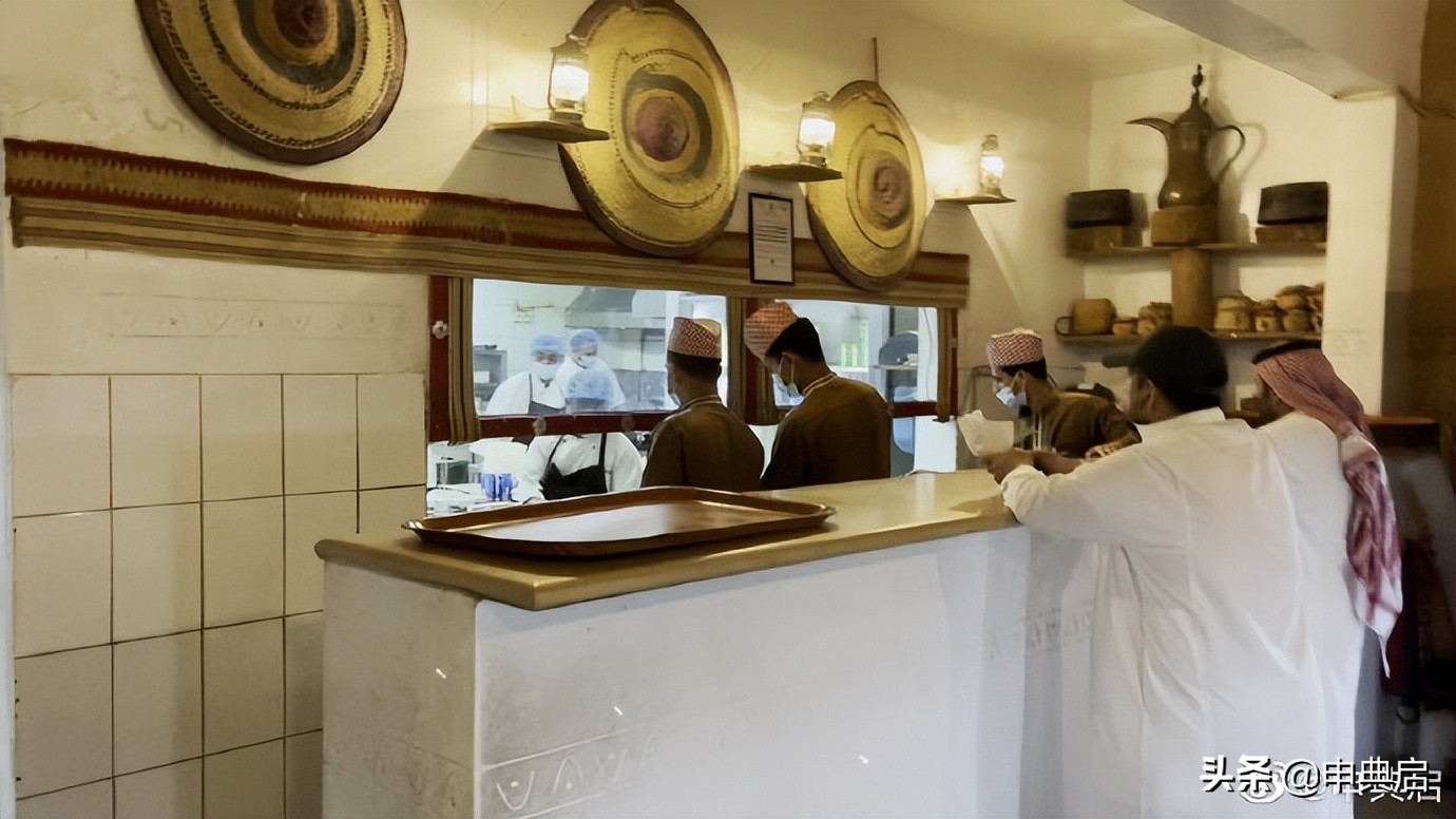 在沙特的精英白人汤姆斯，讲究到回家换三套衣服，入乡随俗也封斋